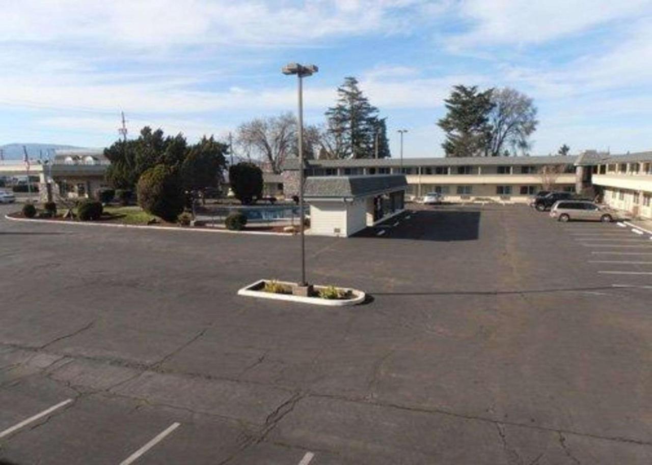 Econo Lodge Inn & Suites Central Medford Exterior foto